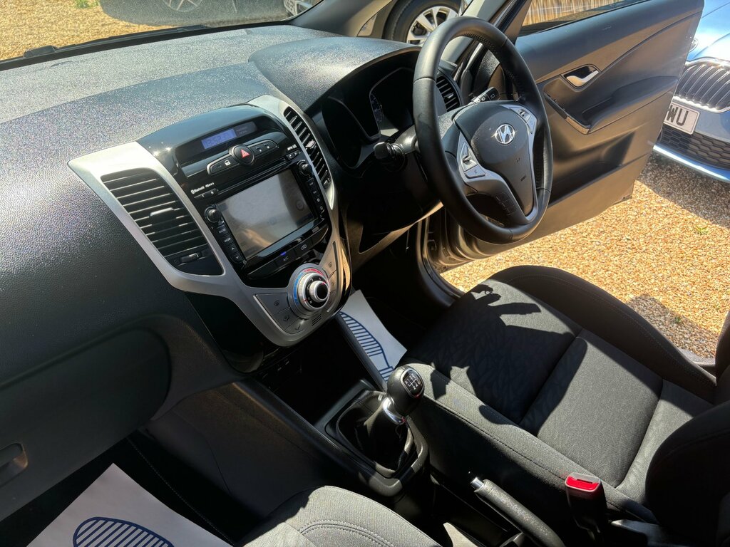 Hyundai Ix20 Hatchback White #43