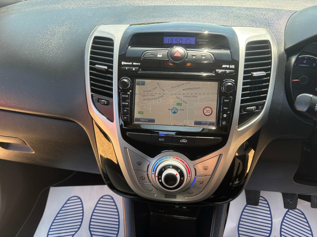Hyundai Ix20 Hatchback White #26