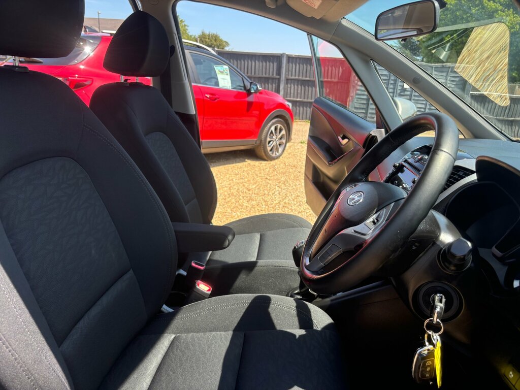 Hyundai Ix20 Hatchback White #24
