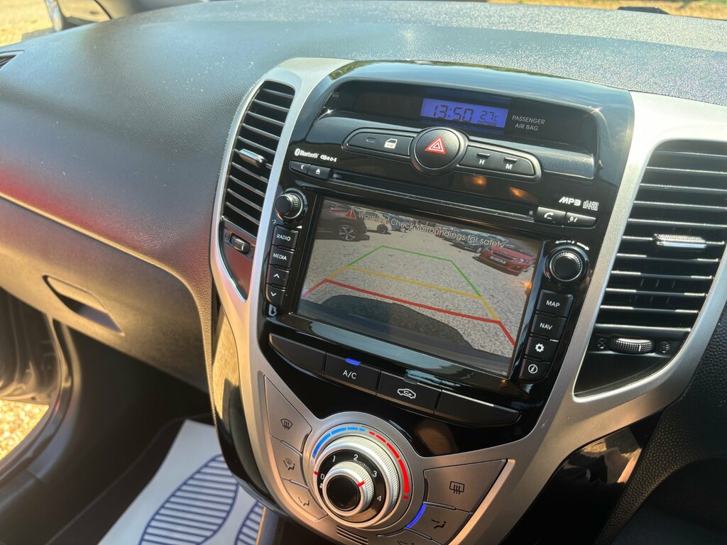 Hyundai Ix20 Hatchback White #29