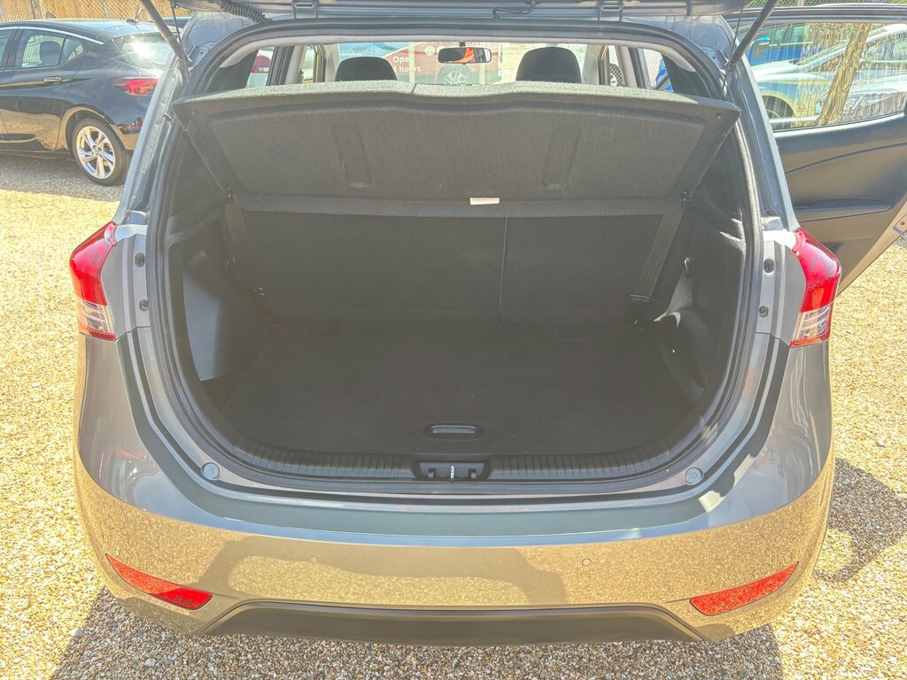 Hyundai Ix20 Hatchback White #49