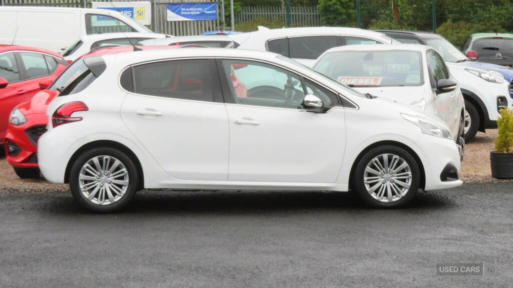 Peugeot 208 1.6 Bluehdi 100 Allure Start Stop White #2