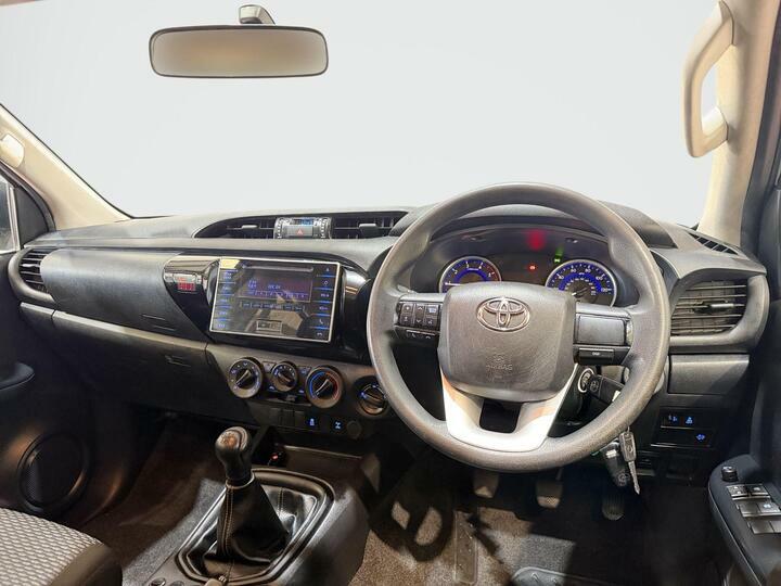 Toyota HILUX 2.4 D-4d Active 4Wd Euro 6 3.5T White #3