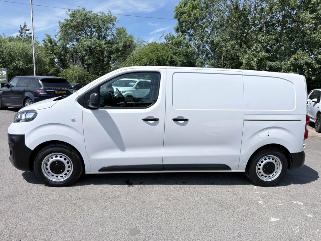 Vauxhall Vivaro 1.5L Dynamic 6Dr GP22AHA White #4