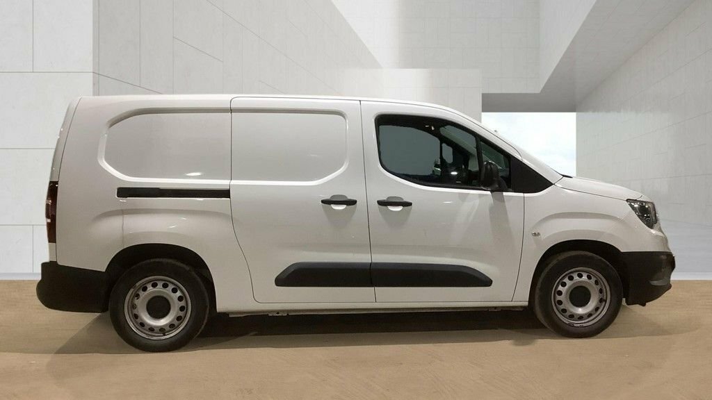 Vauxhall Combo 1.5L Dynamic White #4