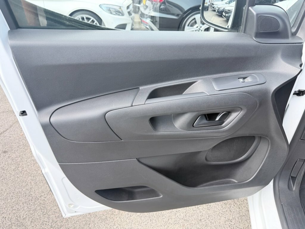 Vauxhall Combo-e Life 50Kwh Se 7 Seat, 7.4Kw Charger #16