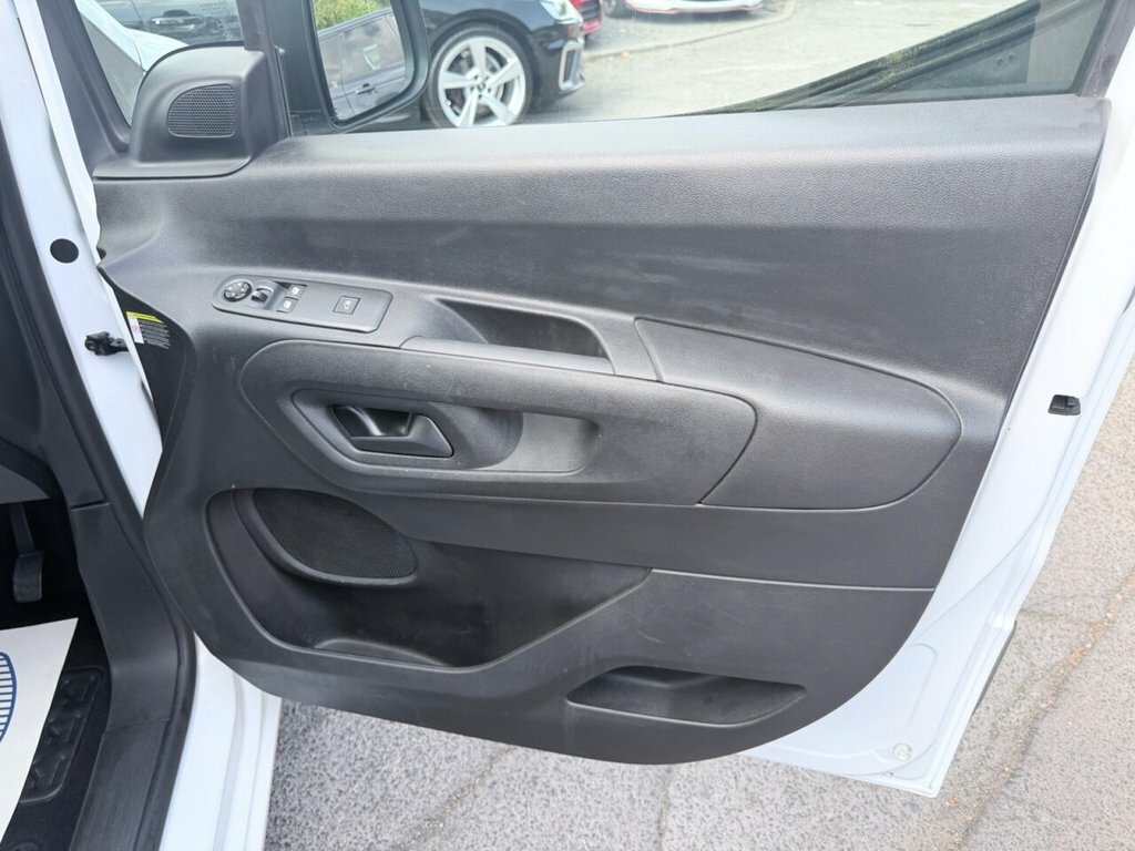 Vauxhall Combo-e Life 50Kwh Se 7 Seat, 7.4Kw Charger #11