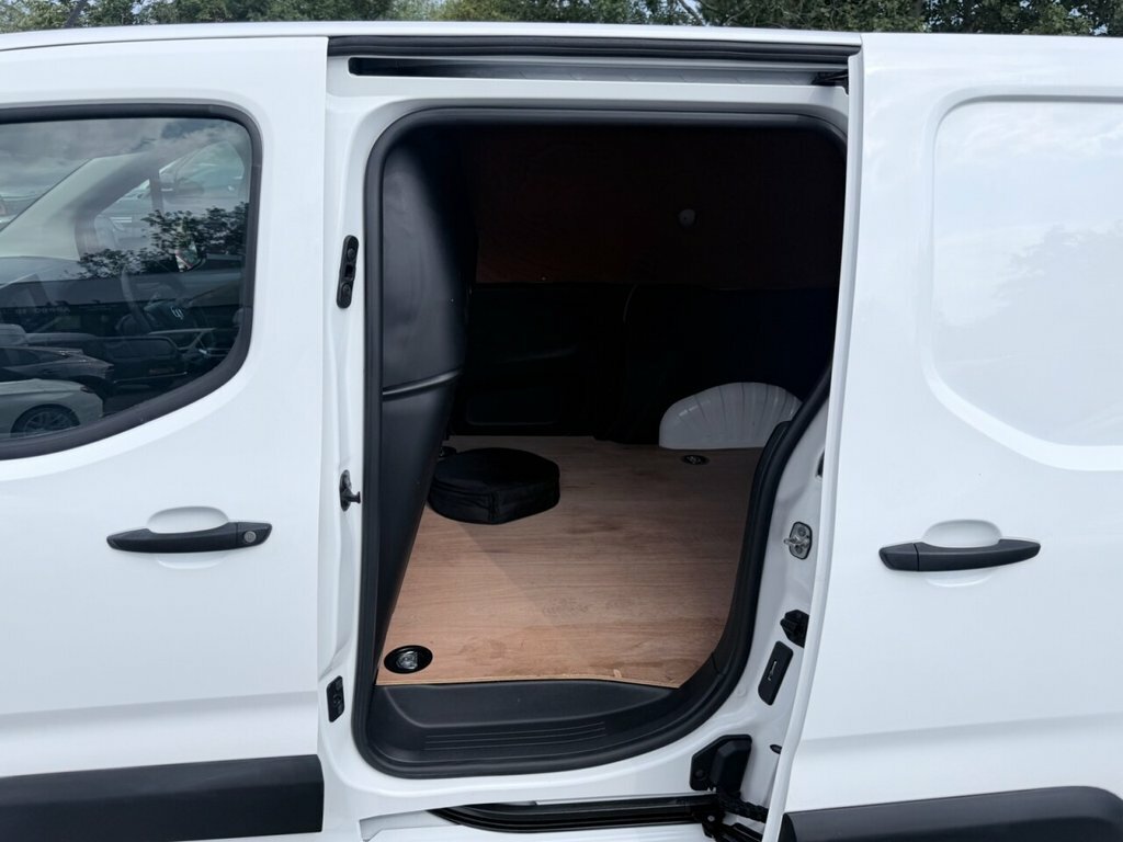 Vauxhall Combo-e Life 50Kwh Se 7 Seat, 7.4Kw Charger #13