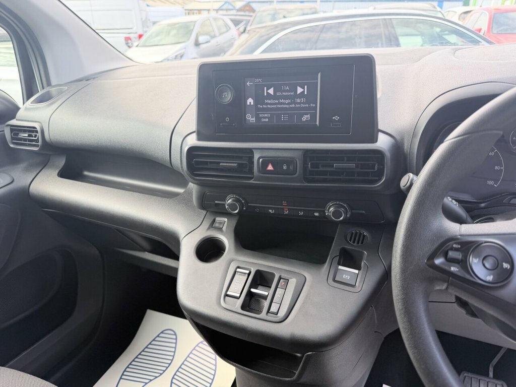 Vauxhall Combo-e Life 50Kwh Se 7 Seat, 7.4Kw Charger #8