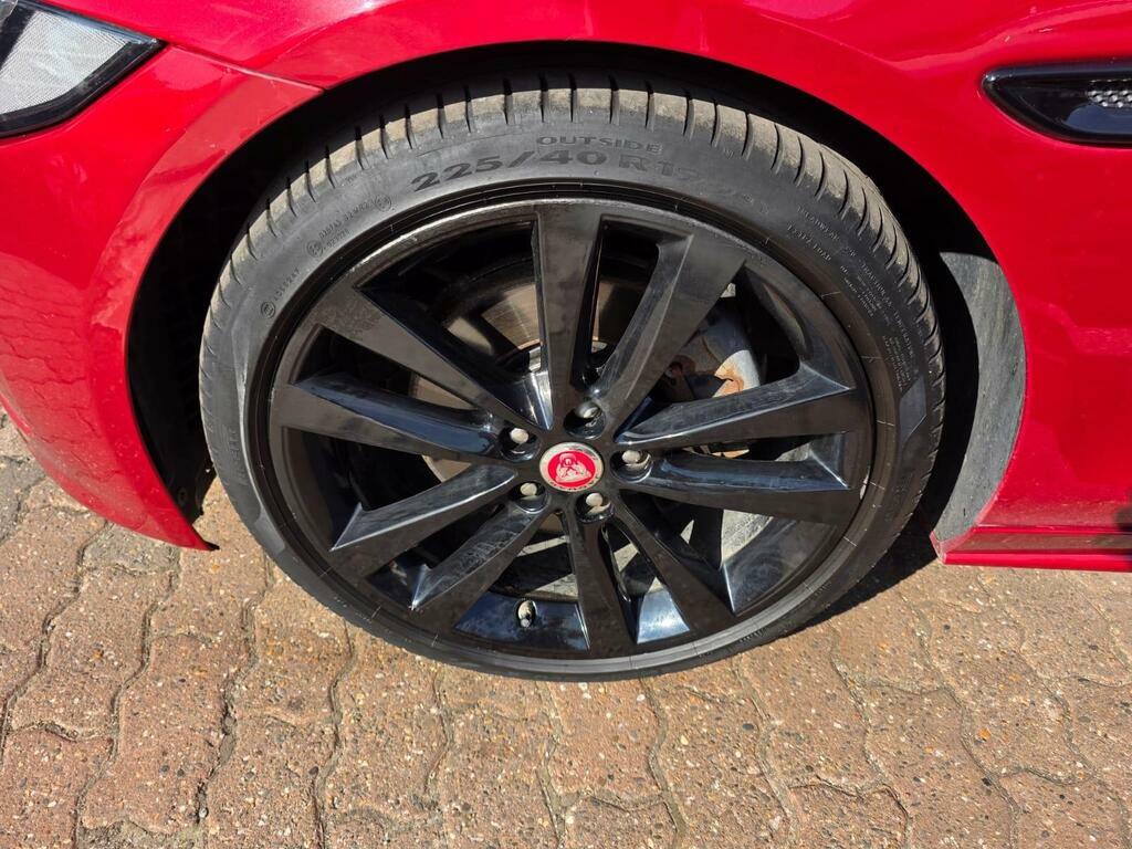 Jaguar XE R-sport Black #39