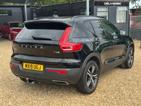 Volvo XC40 1.5 T3 R-design Black #4