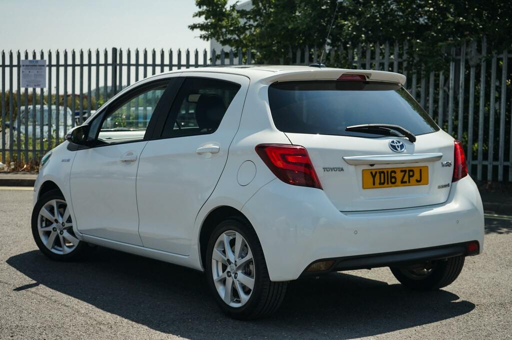 Toyota Yaris 1.5 Hybrid Excel Tss Cvt White #2