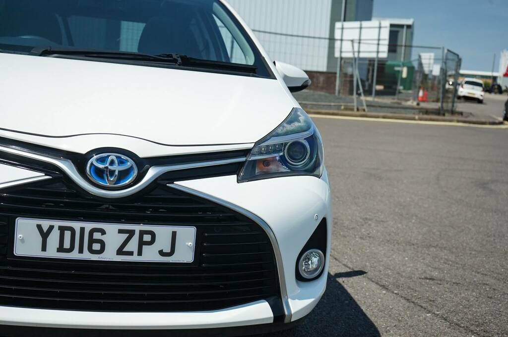 Toyota Yaris 1.5 Hybrid Excel Tss Cvt White #5