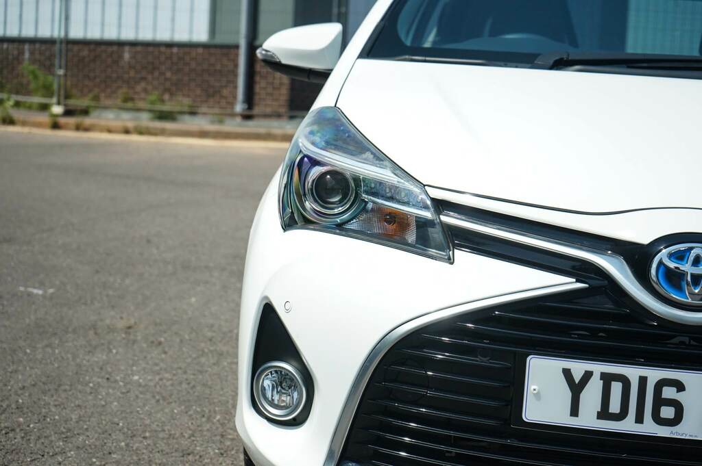 Toyota Yaris 1.5 Hybrid Excel Tss Cvt White #4