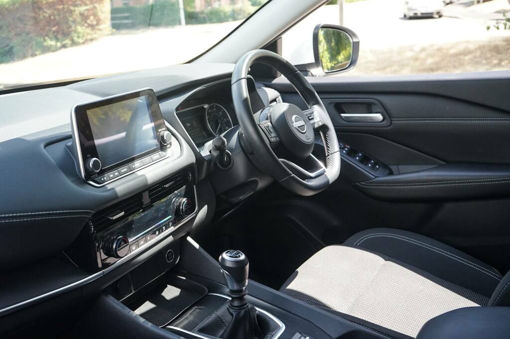 Nissan Qashqai 1.3 Dig-t Mh 158 Acenta Premium DL23OEC White #2