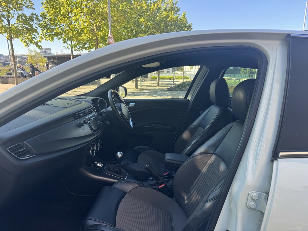 Alfa Romeo Giulietta Hatchback Black #8