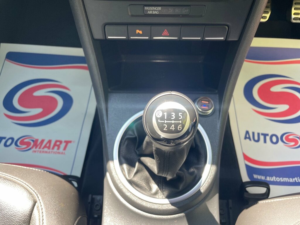 Volkswagen Beetle Hatchback White #30