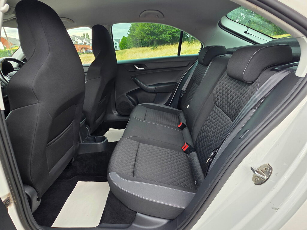 Skoda Rapid 1.2 Tsi 110Ps Sport Hatchback 5-Dr Silver #13