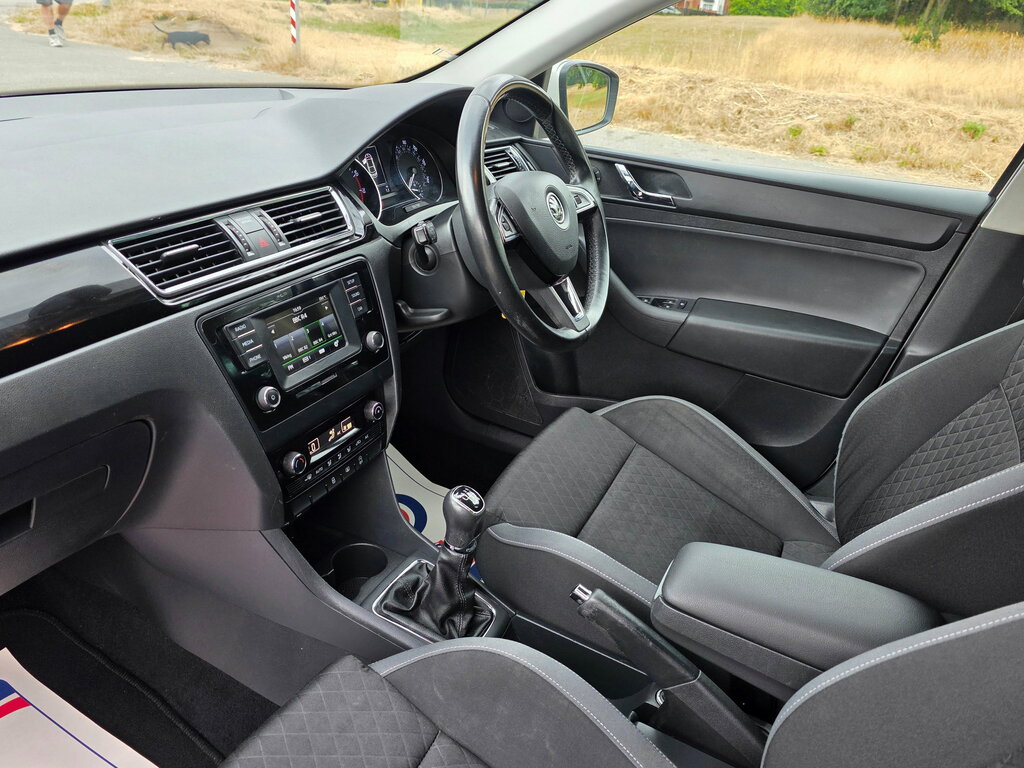 Skoda Rapid 1.2 Tsi 110Ps Sport Hatchback 5-Dr Silver #11