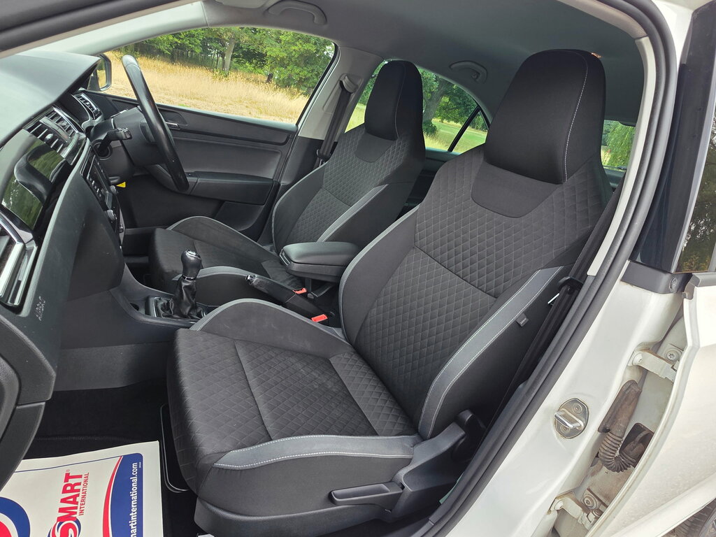 Skoda Rapid 1.2 Tsi 110Ps Sport Hatchback 5-Dr Silver #12