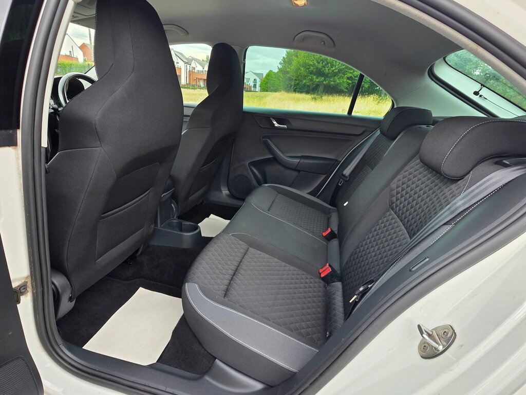Skoda Rapid 1.2 Tsi 110Ps Sport Hatchback 5-Dr Silver #14