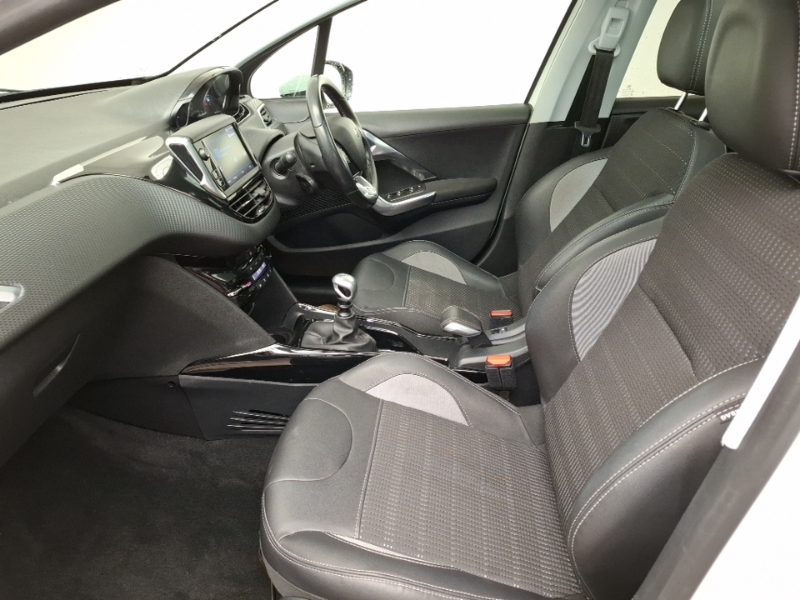 Peugeot 2008 1.5 Bluehdi 100 Allure Premium White #5