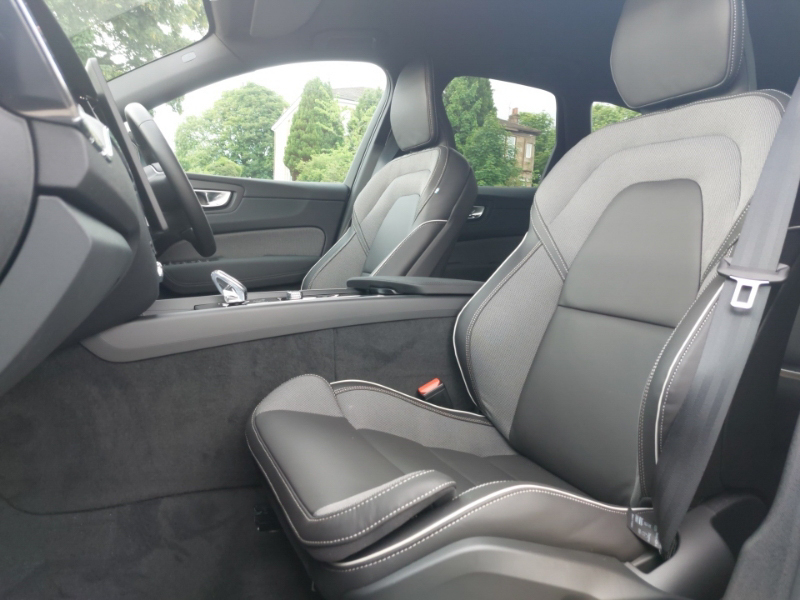 Volvo XC60 2.0 B5p Plus Black Edition Awd Geartronic SL26NYH Black #4