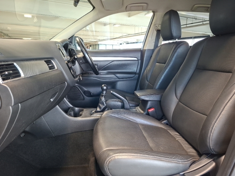 Mitsubishi Outlander 2.2 Di-d Gx3 White #5