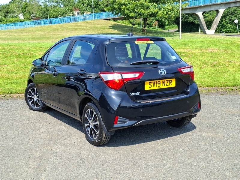 Toyota Yaris 1.5 Vvt-i Icon Tech SV19NZR Black #2