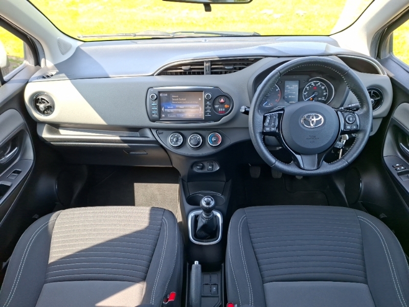 Toyota Yaris 1.5 Vvt-i Icon Tech SV19NZR Black #3