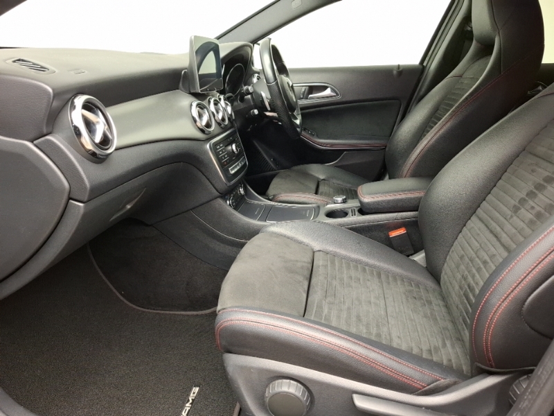 Mercedes-Benz GLA Class Gla 200D Amg Line Black #5