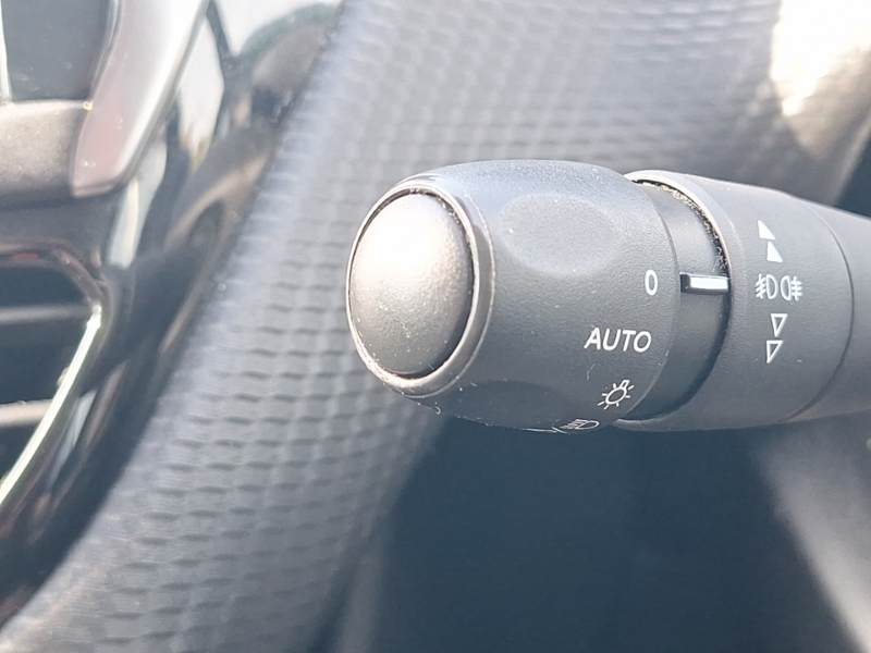 Peugeot 208 Signature Black #16