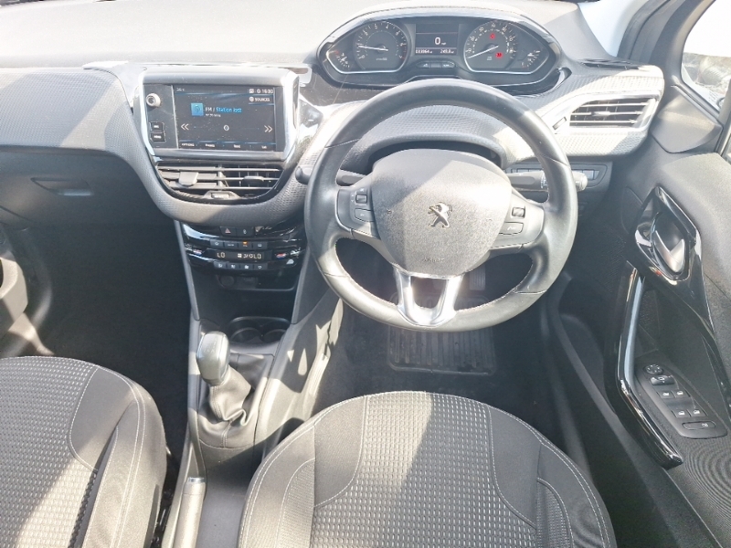 Peugeot 208 Signature Black #8