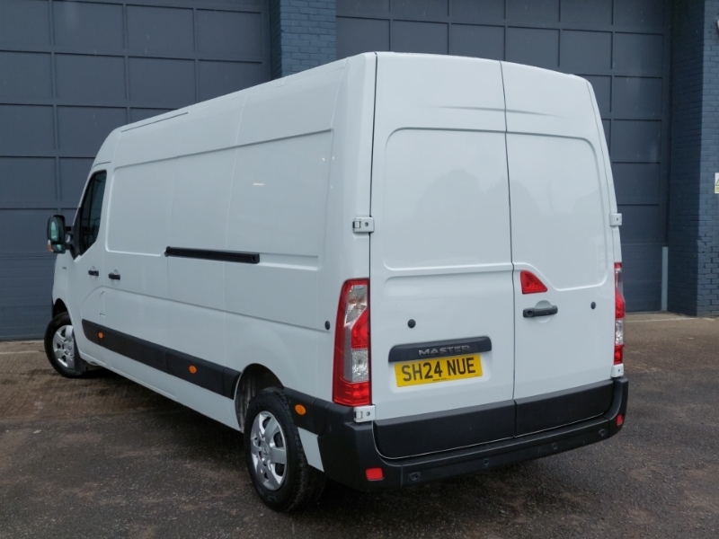 Renault Master Lm35 Blue Dci 135 Advance Medium Roof Van White #2