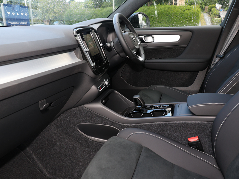 Volvo XC40 2.0 B3p Plus Dark Grey #4