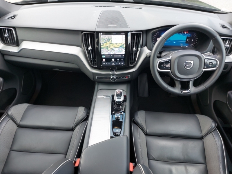 Volvo XC60 2.0 B5p Plus Dark Awd Geartronic Black #3