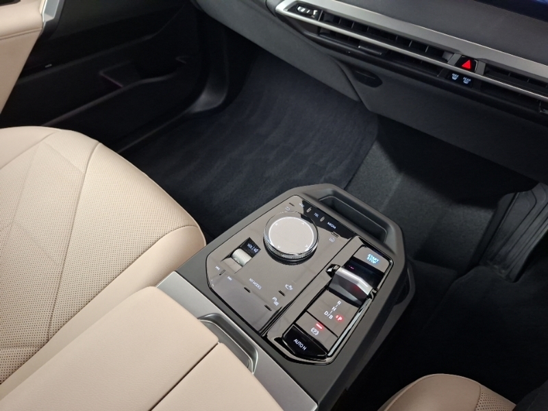BMW iX 240Kw Xdrive40 M Sport 76.6Kwh White #10