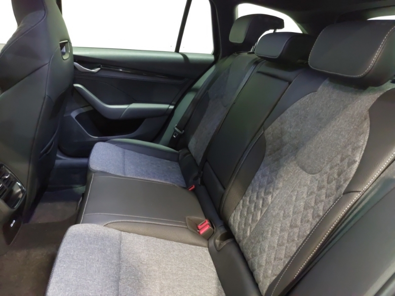 Skoda Octavia 2.0 Tdi 150 Sportline Dsg Black #6