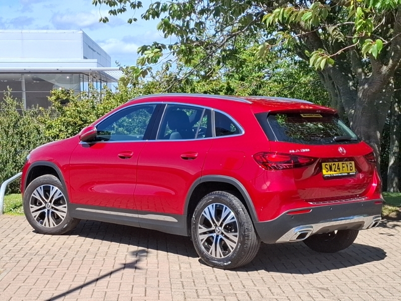 Mercedes-Benz GLA Class Gla 200 Sport Executive Red #2