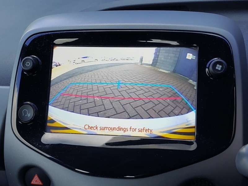 Toyota Aygo Vvt-i X-play Red #9