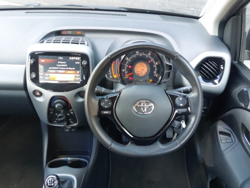 Toyota Aygo Vvt-i X-play Red #8