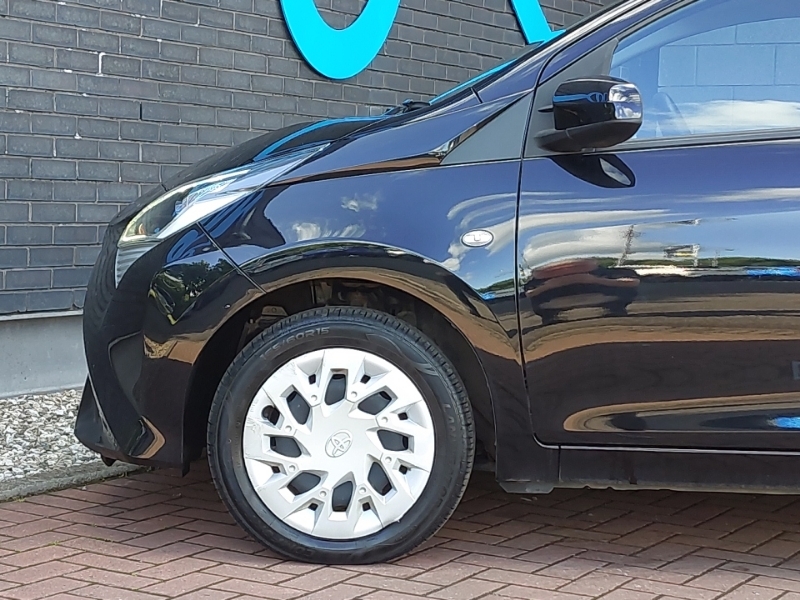 Toyota Aygo Vvt-i X-play Red #19