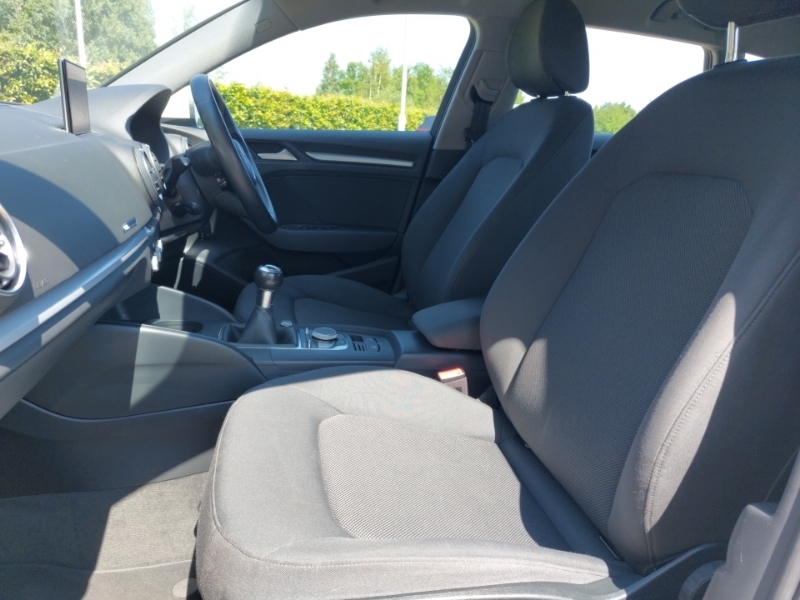 Audi A3 35 Tfsi Se Technik BL69YSO White #5