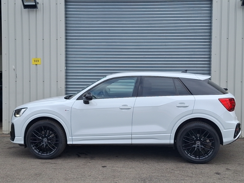 Audi Q2 35 Tfsi Black Edition EJ70EKH White #4