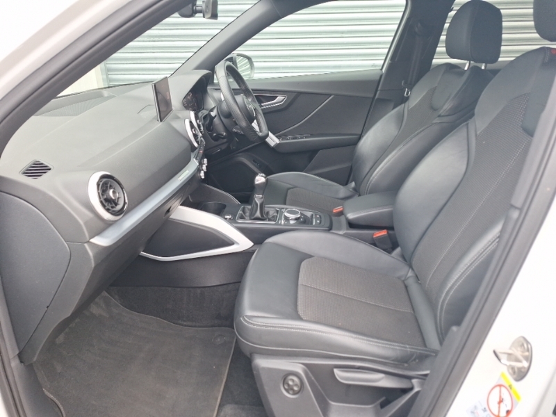 Audi Q2 35 Tfsi Black Edition EJ70EKH White #5