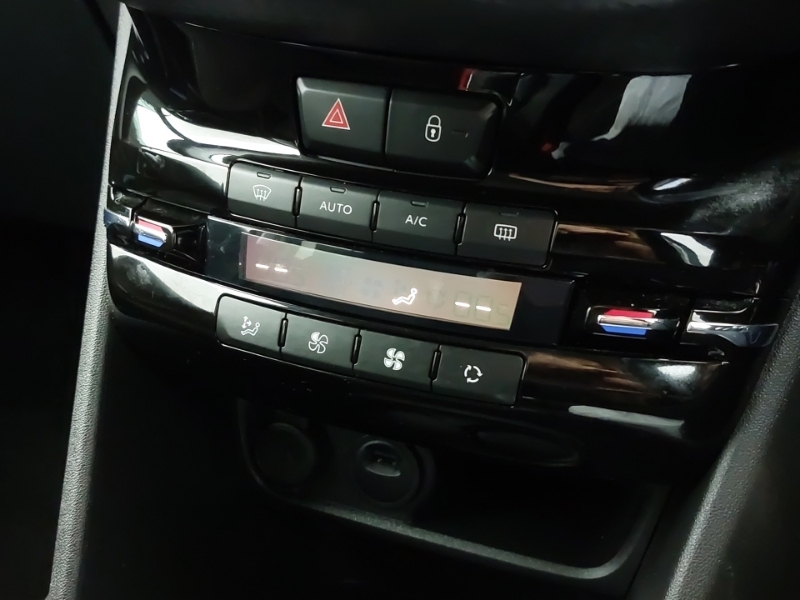 Peugeot 208 1.2 Puretech Signature Hatchback Black #17