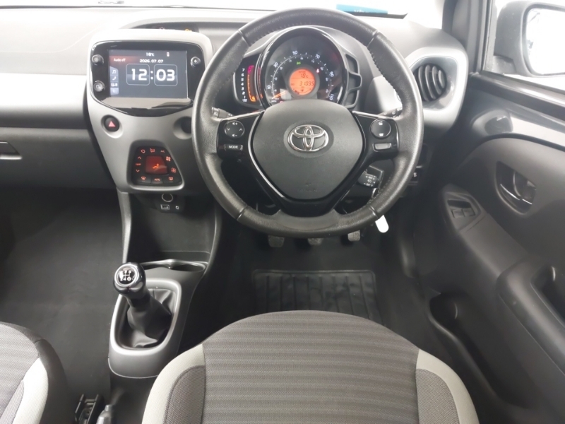 Toyota Aygo 1.0 Vvt-i X-play X-nav Red #8