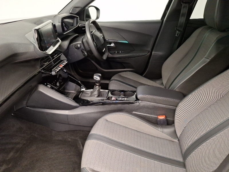 Peugeot 2008 1.2 Puretech 130 Allure Premium Black #5