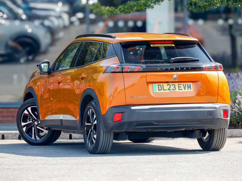 Peugeot e-2008 100Kw Allure Premium 50Kwh Orange #2