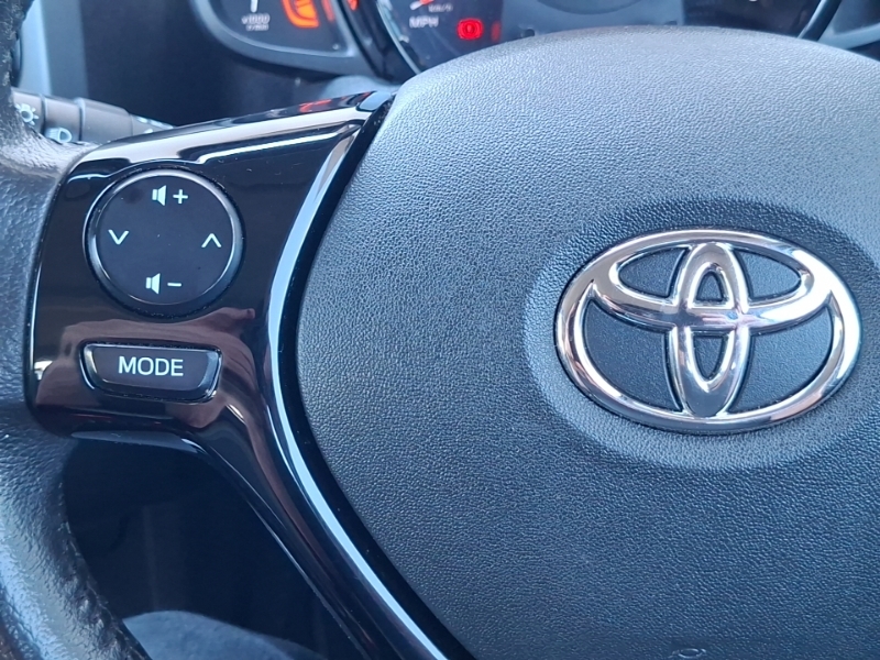 Toyota Aygo 1.0 Vvt-i X-play 69 Bhp Red #12